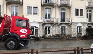 Annecy / Sevrier : un camion-benne heurte un immeuble