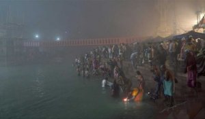Des milliers d'hindous au bord du Gange pour Kumbh Mela
