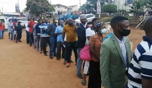 En Ouganda, les électeurs font la queue pour voter à l'élection présidentielle