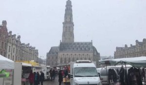 Arras: premiers flocons de neige sur le marché, le beffroi et le jardin Minelle