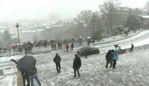 Paris: des passants marchent sous la neige à Montmartre