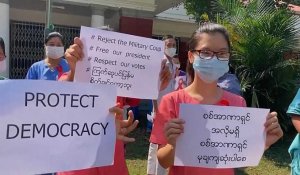 Birmanie : les étudiants affichent leur soutien à Aung San Suu Kyi