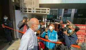 Coup de filet à Hong Kong: l'Américain arrêté est escorté par la police