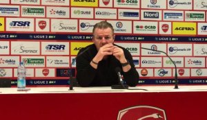 Football : Olivier Guégan dépité après la défaite de Valenciennes contre Nancy en Ligue 2 