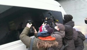 Le camion transportant Julian Assange arrive avant l'audience pour sa demande de libération