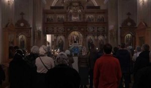 Les Russes assistent à une messe du Noël orthodoxe à Moscou