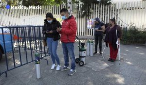 Mexique : les familles de malades du Covid-19 remplissent des bouteilles d'oxygène gratuitement