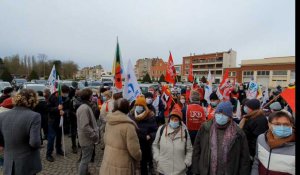 Manifestation des enseignants devant l'hôtel de ville de Calais 