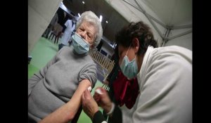 Au centre de vaccination covid d'Avesnes sur Helpe, Monique Petit: "C'est bien ce vaccin, mais la guerre nous a vacciné"