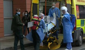 Londres: des ambulances amènent des malades du Covid-19 à l'hôpital, alors que le Royaume-Uni passe le cap des 100.000 morts