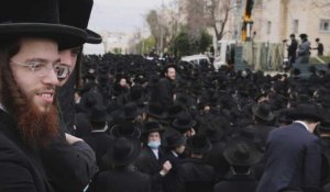 Israël: une foule d'ultra-orthodoxes aux obsèques d'un rabbin malgré le virus