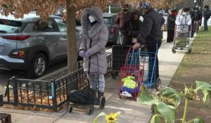 Des bénévoles distribuent de la nourriture aux New-Yorkais touchés par la pandémie