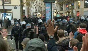 Charges des forces de l'ordre lors de la manifestation contre la loi "sécurité globale" à Paris