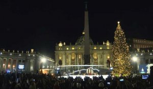 Le Vatican illumine l'arbre de Noël sur la place Saint-Pierre