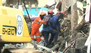 Indonésie: 60 morts dans le séisme de Célèbes, les recherches continuent