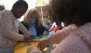 Opération Pièces jaunes: Brigitte Macron auprès d'enfants hospitalisés