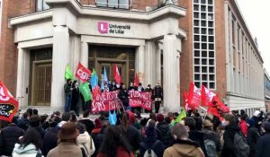 Manifestation des étudiants devant l Universite de Lille pour le retour des cours en présentiel