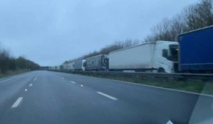 Virus: des centaines de camions bloqués dans le Kent, en Angleterre