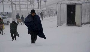 Bosnie: des migrants luttent contre le froid dans un camp incendié