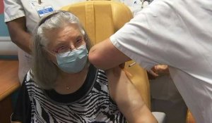 Covid-19: une femme de 78 ans a reçu la première dose de vaccin en France