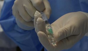 Des personnels de la santé préparent les premiers vaccins à l'hôpital de Rome