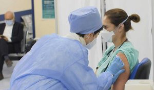 Italie: les soignants reçoivent les premiers vaccins en Lombardie