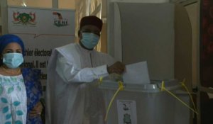 Présidentielle au Niger: le président sortant Mahamadou Issoufou vote