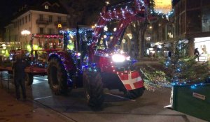 Annecy : des tracteurs illuminés défilent devant le Pâquier pour Noël