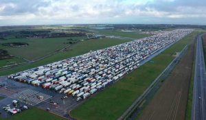 Royaume-Uni: images aériennes de camions garés sur un ancien aéroport où les chauffeurs pourront se faire tester