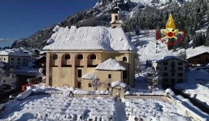 Les pompiers italiens au secours d'une église enneigée à Carnia