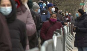 New York: foule devant l'un des premiers grands centres de vaccination