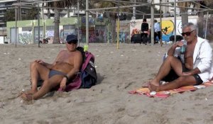 Vague de chaleur: les Grecs sur les plages et loin du confinement