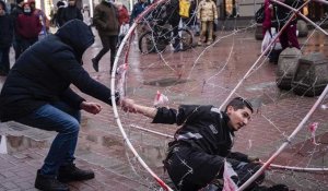 Enfermé dans une sphère de barbelés, un militant russe interpelle le Kremlin