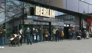 Les Berlinois font leurs derniers achats dans les magasins non essentiels avant leur fermeture