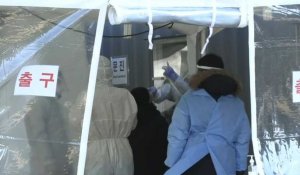 Un centre temporaire de test Covid-19 à Séoul qui connaît une nouvelle vague de contaminations