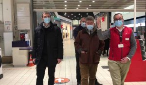 Le préfet du Nord contrôle les règles sanitaires à Auchan Englos