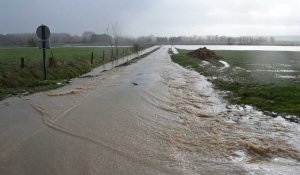 L'eau déborde sur les routes à Aire-sur-la-Lys