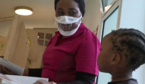 Masques transparents dans les crèches : "un plus" pour les puéricultrices et les enfants