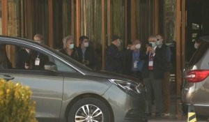 Wuhan: les experts de l'OMS montent dans des voitures devant leur hôtel