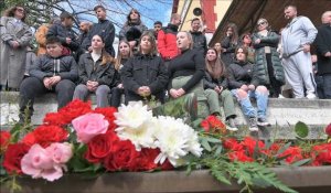 Grèce: des fleurs déposées sur les rails de la gare de Rapsani en hommage aux victimes