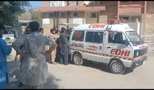 Pakistan: une ambulance transportant des victimes d'un attentat suicide arrive à l'hôpital