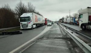 De longues files de camion commencent à remplir la rocade de Saint-Omer