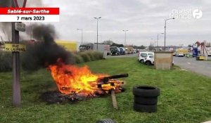 VIDÉO. Grève du 7 mars : à Sablé-sur-Sarthe, barrage filtrant et pneus brûlés au rond-point LDC 