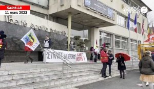 VIDEO. Manifestations du 11 mars : à Saint-Lô, les manifestants arrivent peu à peu place de la mairie