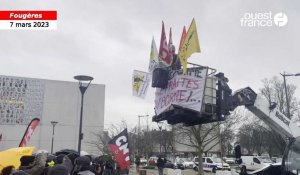 Video. Grève du 7 mars. À Fougères la manif part sous la pluie