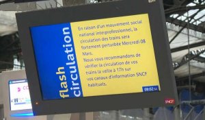 Retraites: en gare de Lyon à Paris, la circulation des trains s'améliore mais reste perturbée