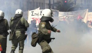 Catastrophe ferroviaire: violents heurts entre policiers et manifestants à Athènes