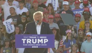 En meeting au Texas, Trump nie "tout délit" dans l'affaire Stormy Daniels
