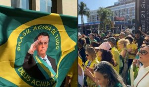 Des partisans de Bolsonaro se rassemblent devant le siège du Parti Libéral