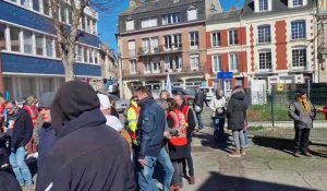 Rassemblement des syndicats à Dieppe devant la sous-préfecture, lundi 27 mars